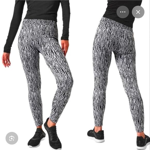 Athleta Pants - Athleta Flurry Elemental Tight in Snowscape Black/Bright White Size Small